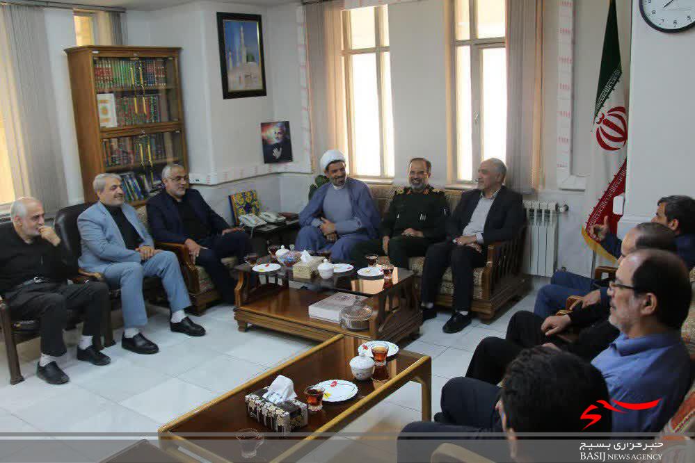 تقدیر فرمانده سپاه استان قم از مدیرکل جدید حج و زیارت تقدیر فرمانده سپاه استان قم از مدیرکل جدید حج و زیارت