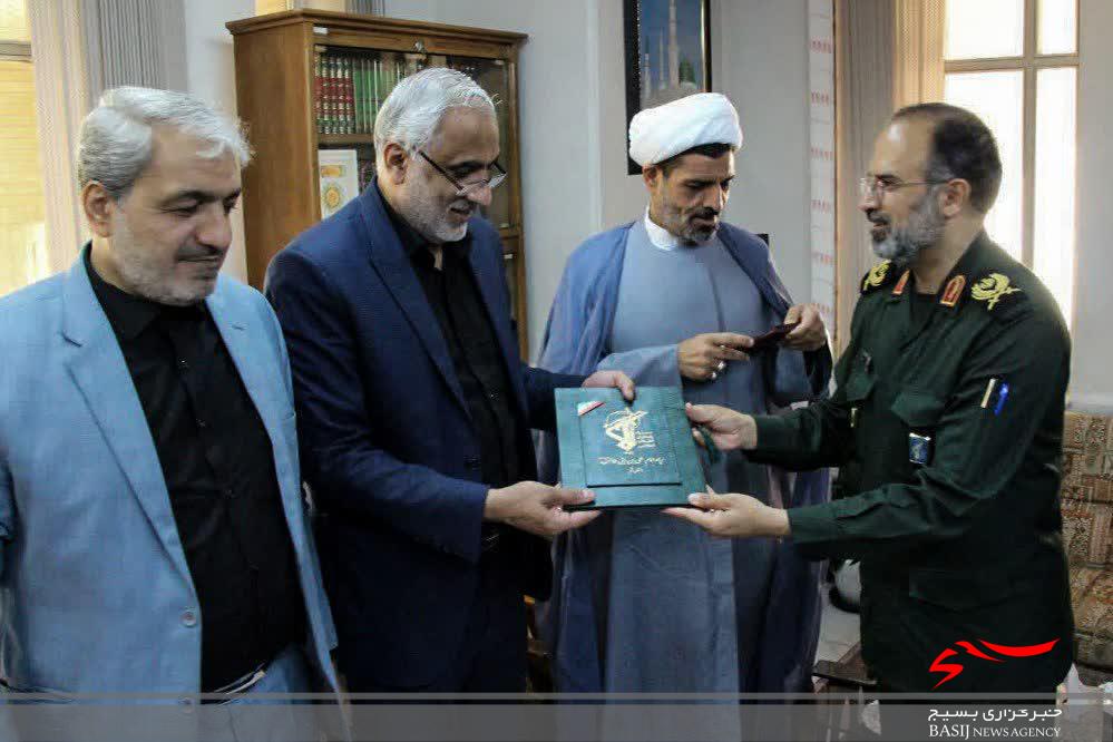 تقدیر فرمانده سپاه استان قم از مدیرکل جدید حج و زیارت تقدیر فرمانده سپاه استان قم از مدیرکل جدید حج و زیارت