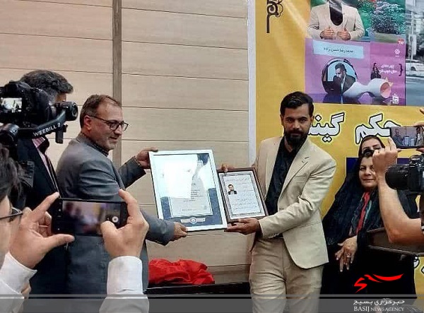 مرد حافظه جهان حکم گینس را به موزه آستان قدس رضوی اهدا کرد مرد حافظه جهان حکم گینس را به موزه آستان قدس رضوی اهدا کرد