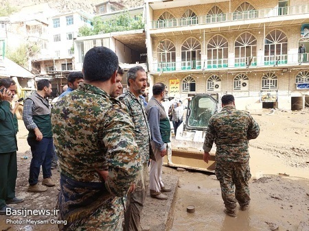 حضور جهادگران بسیجی تهران بزرگ جهت لایروبی و یافتن مفقودین در منطقه امامزاده داوود(ع) تهران