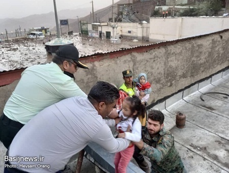 حضور جهادگران بسیجی تهران بزرگ جهت لایروبی و یافتن مفقودین در منطقه امامزاده داوود(ع) تهران