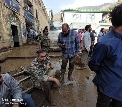 حضور جهادگران بسیجی تهران بزرگ جهت لایروبی و یافتن مفقودین در منطقه امامزاده داوود(ع) تهران