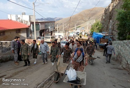 حضور جهادگران بسیجی تهران بزرگ جهت لایروبی و یافتن مفقودین در منطقه امامزاده داوود(ع) تهران