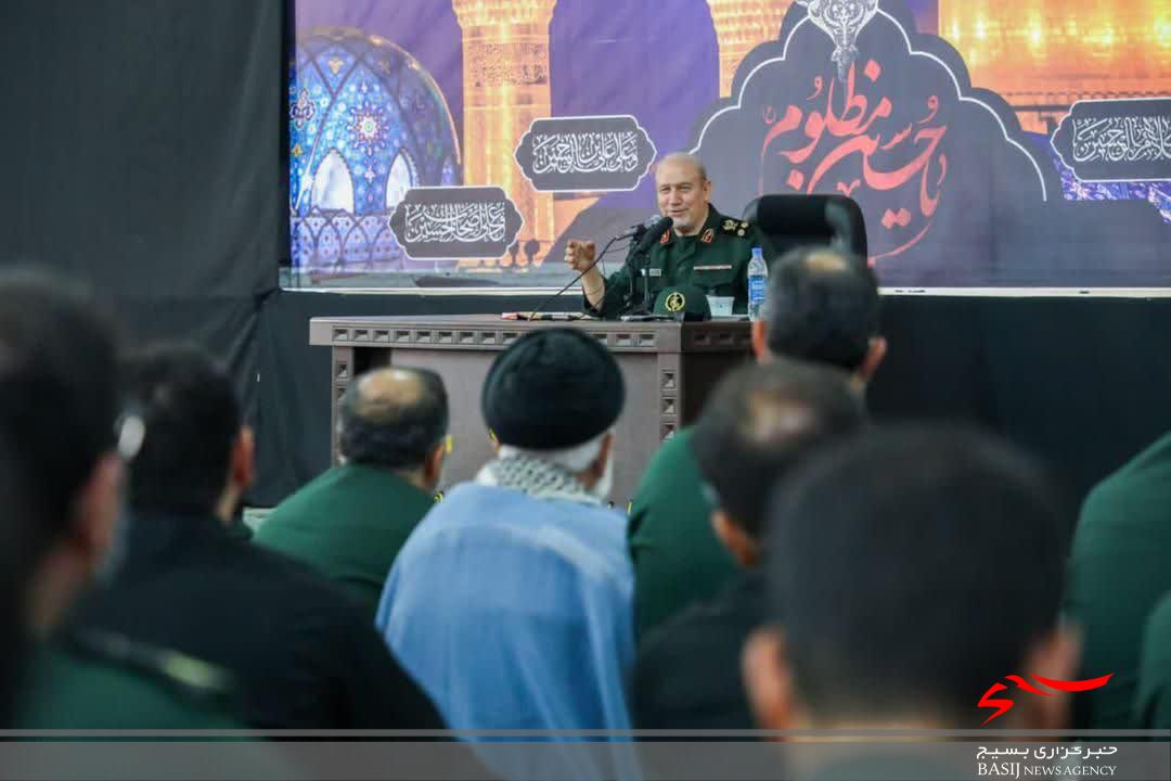 سپاه و نیروهای مسلح بایستی خود را برای مقابله با جنگ ترکیبی دشمن آماده کنند