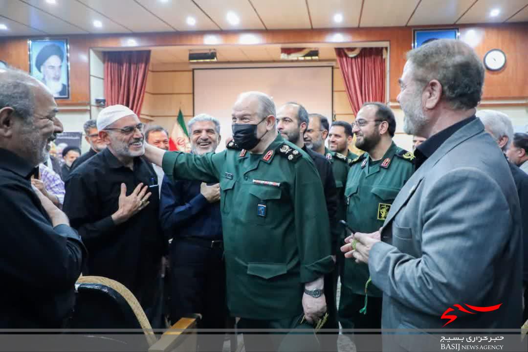 سپاه و نیروهای مسلح بایستی خود را برای مقابله با جنگ ترکیبی دشمن آماده کنند
