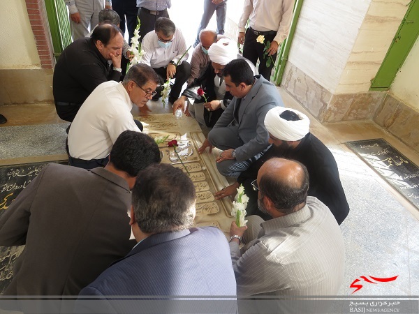 گلزار شهدا شهر دلوار در هفته دولت غبار روبی شد