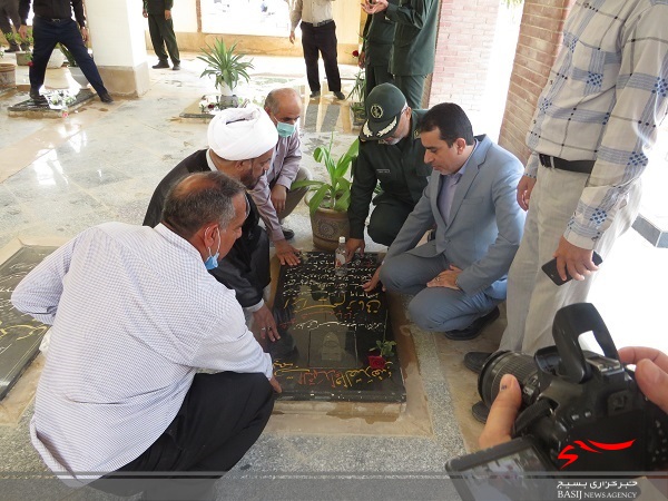 گلزار شهدا شهر دلوار در هفته دولت غبار روبی شد
