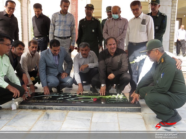 گلزار شهدا شهر دلوار در هفته دولت غبار روبی شد
