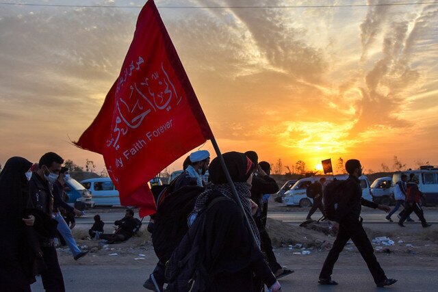 عشق و ارادت به امام حسین(ع)کوچک و بزرگ نمی شناسد/جامانده ای که دلش در کربلا جامانده عشق و ارادت به امام حسین(ع)کوچک و بزرگ نمی شناسد/جامانده ای که دلش در کربلا جامانده