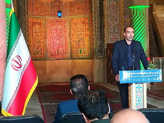 آئین توزیع ۱۵۰۰ بسته نوشت&zwnj;افزار میان دانش&zwnj;آموزان نیازمند فارس