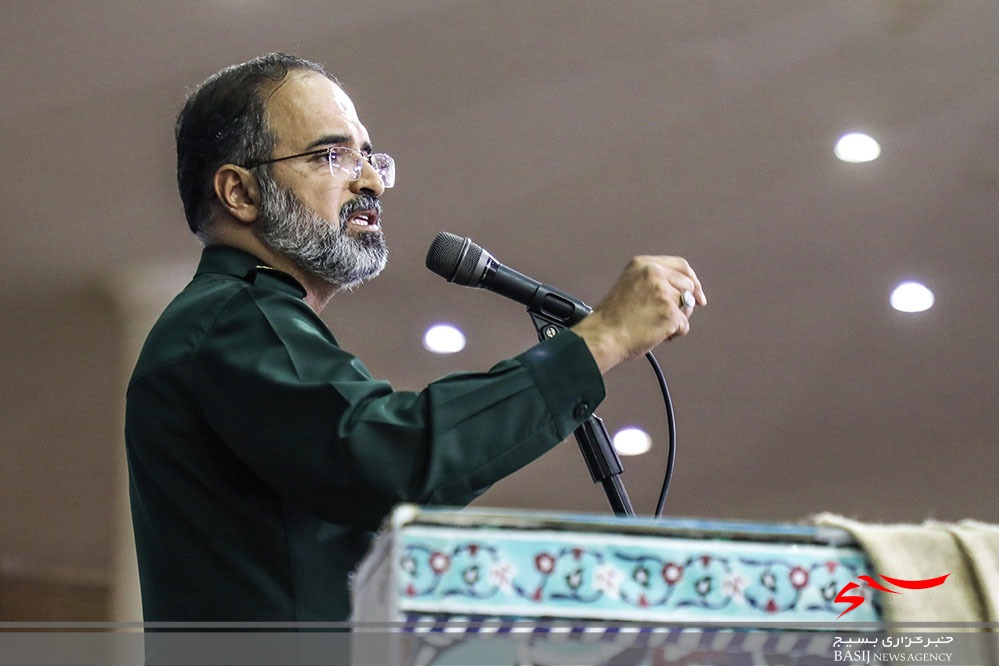 دشمن غفلت کند مشت قدرت نظام بر سرش آوار می‌شود