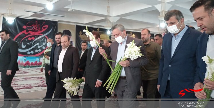 ادای احترام معاون رئیس جمهور به مقام شامخ شهیدان در یاسوج ادای احترام معاون رئیس جمهور به مقام شامخ شهیدان در یاسوج