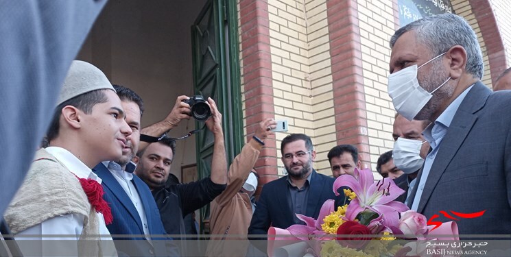ادای احترام معاون رئیس جمهور به مقام شامخ شهیدان در یاسوج ادای احترام معاون رئیس جمهور به مقام شامخ شهیدان در یاسوج
