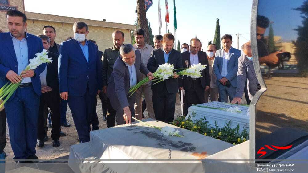 ادای احترام معاون رئیس جمهور به مقام شامخ شهیدان در یاسوج ادای احترام معاون رئیس جمهور به مقام شامخ شهیدان در یاسوج