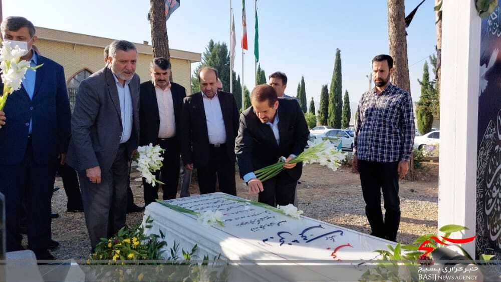 ادای احترام معاون رئیس جمهور به مقام شامخ شهیدان در یاسوج ادای احترام معاون رئیس جمهور به مقام شامخ شهیدان در یاسوج
