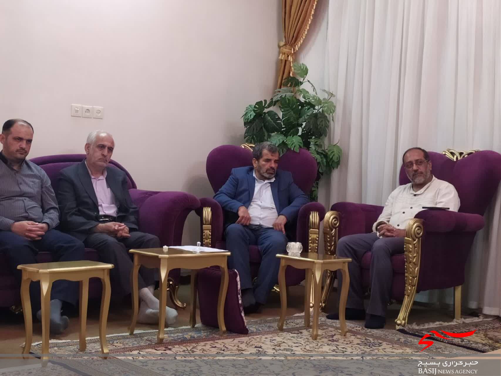 خانواده شهید حمید ناظر پناهی تجلیل شدند خانواده شهید حمید ناظر پناهی تجلیل شدند