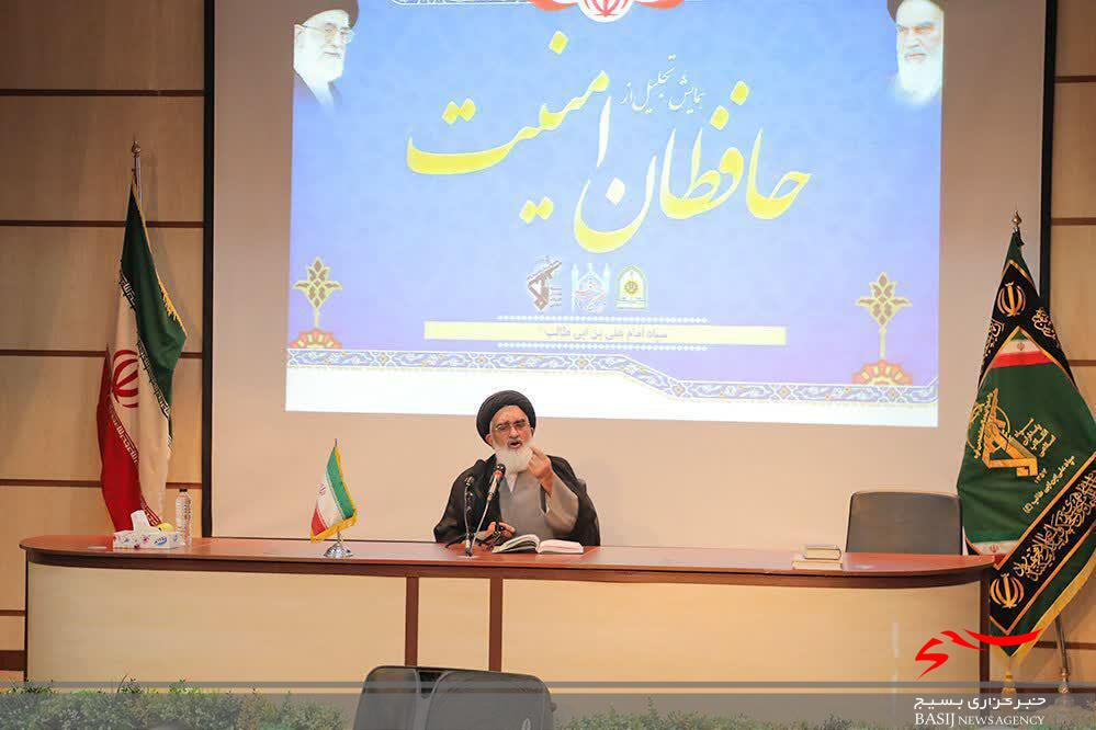 حافظان امنیت در قم تجلیل شدند