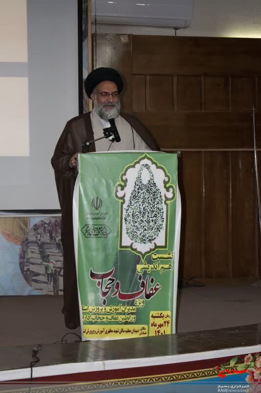 همه معلمان فارغ از رشته، درقبال تربیت در جامعه مسئول هستند/ ما زنان افتخار افرین زیادی در بخش های مختلف داریم همه معلمان فارغ از رشته، درقبال تربیت در جامعه مسئول هستند/ ما زنان افتخار افرین زیادی در بخش های مختلف داریم