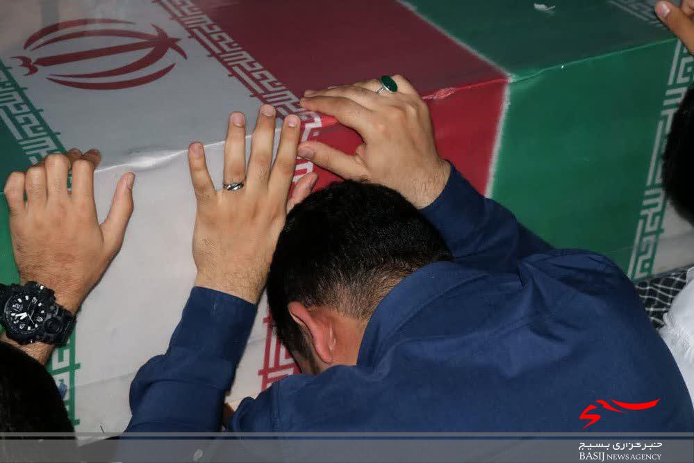 بسیجیان حوزه شهید رجایی به مقام شهید گمنام ادای احترام کردند بسیجیان حوزه شهید رجایی به مقام شهید گمنام ادای احترام کردند