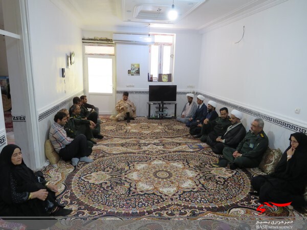 دیدار با خانواده شهیدان رستمی در دلوار دیدار با خانواده شهیدان رستمی در دلوار