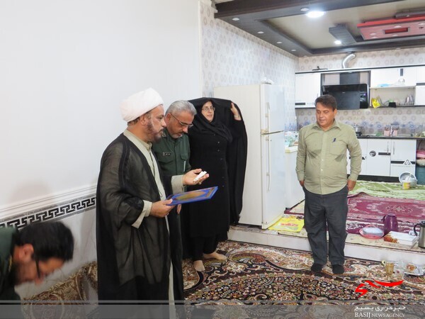دیدار با خانواده شهیدان رستمی در دلوار دیدار با خانواده شهیدان رستمی در دلوار