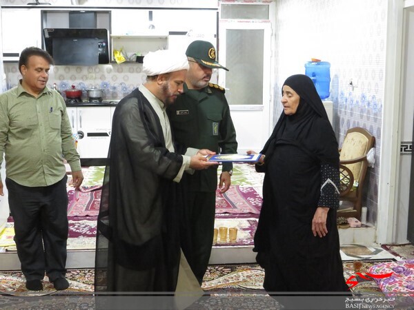 دیدار با خانواده شهیدان رستمی در دلوار دیدار با خانواده شهیدان رستمی در دلوار