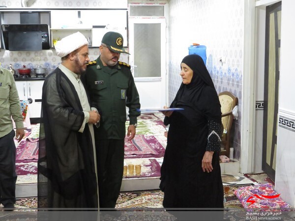 دیدار با خانواده شهیدان رستمی در دلوار دیدار با خانواده شهیدان رستمی در دلوار