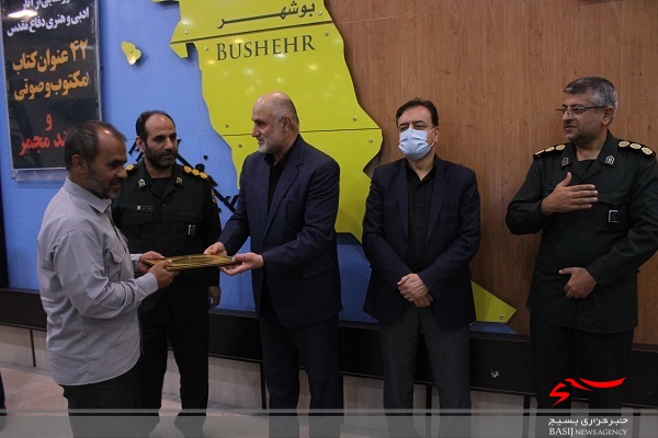 نویسندگان حوزه دفاع مقدس استان بوشهر تجلیل شدند نویسندگان حوزه دفاع مقدس استان بوشهر تجلیل شدند