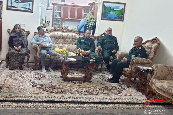 دیدار فرمانده سپاه استان بوشهر با دو خانواده شهید دیدار فرمانده سپاه استان بوشهر با دو خانواده شهید