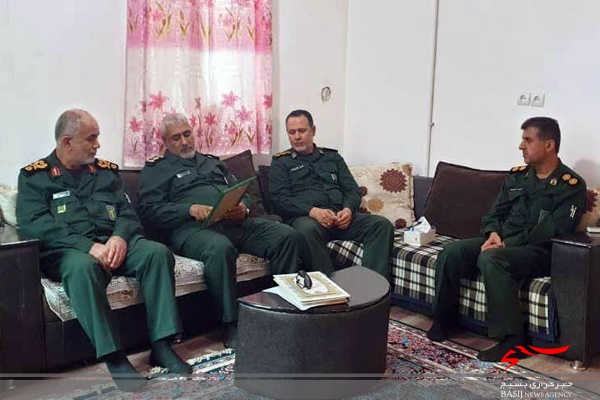 دیدار فرمانده سپاه استان بوشهر با دو خانواده شهید دیدار فرمانده سپاه استان بوشهر با دو خانواده شهید