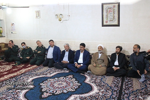 دیدار مسئولین شهرستان دشتستان با خانواده معظم شهیدان به مناسبت هفته دفاع مقدس