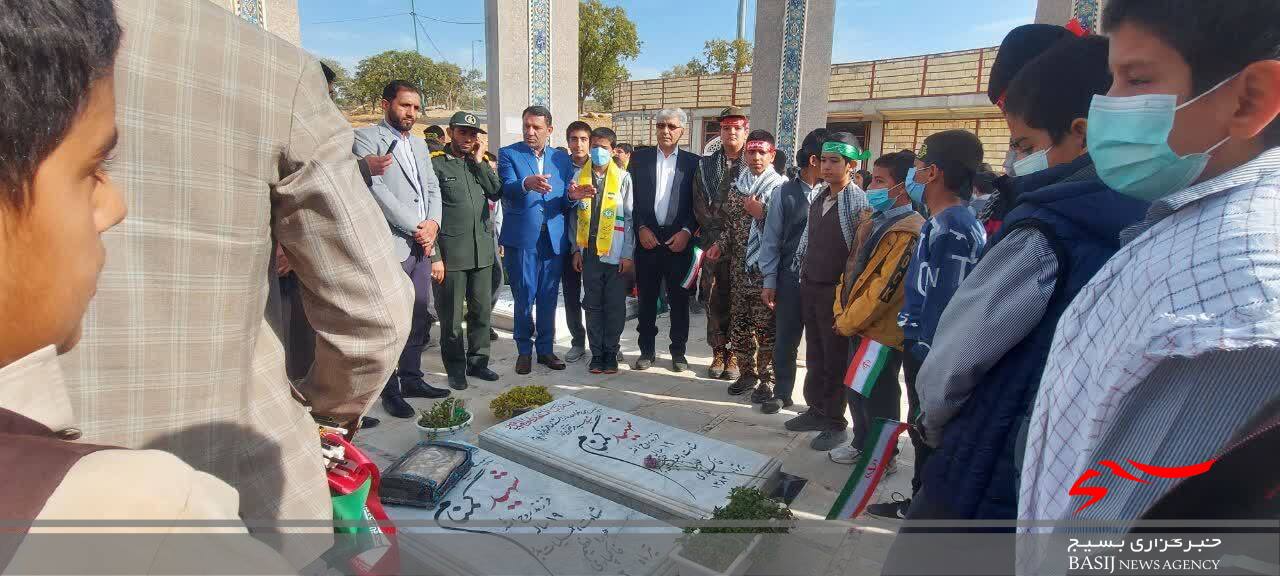 زنگ استکبار ستیزی در یادمان شهدای گمنام یاسوج نواخته شد زنگ استکبار ستیزی در یادمان شهدای گمنام یاسوج نواخته شد