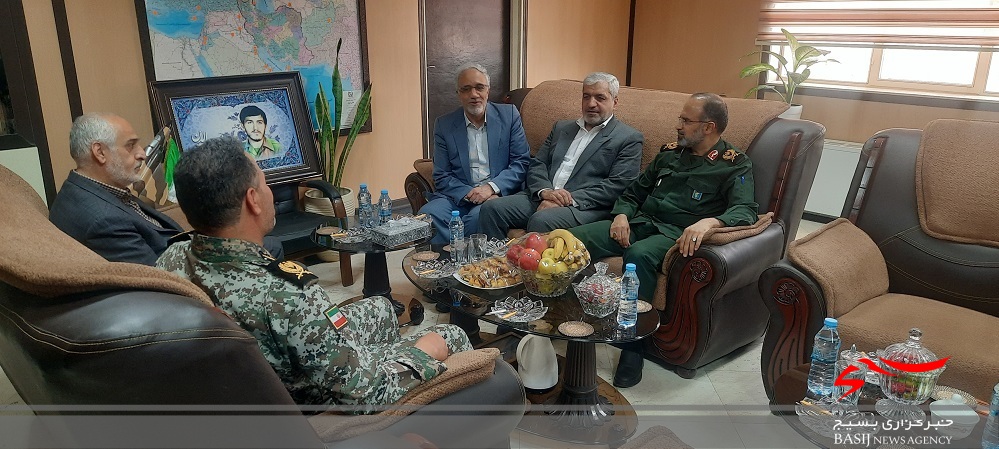 تجلیل سردار موحد از خدمات امیر محسنی زرین در کنگره ملی شهدای استان قم تجلیل سردار موحد از خدمات امیر محسنی زرین در کنگره ملی شهدای استان قم