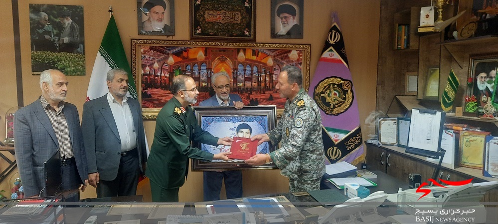 تجلیل سردار موحد از خدمات امیر محسنی زرین در کنگره ملی شهدای استان قم تجلیل سردار موحد از خدمات امیر محسنی زرین در کنگره ملی شهدای استان قم