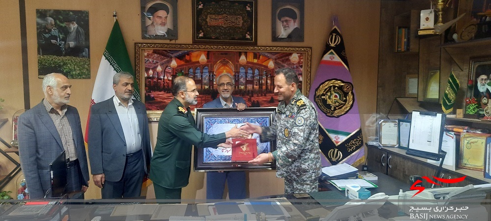 تجلیل سردار موحد از خدمات امیر محسنی زرین در کنگره ملی شهدای استان قم تجلیل سردار موحد از خدمات امیر محسنی زرین در کنگره ملی شهدای استان قم