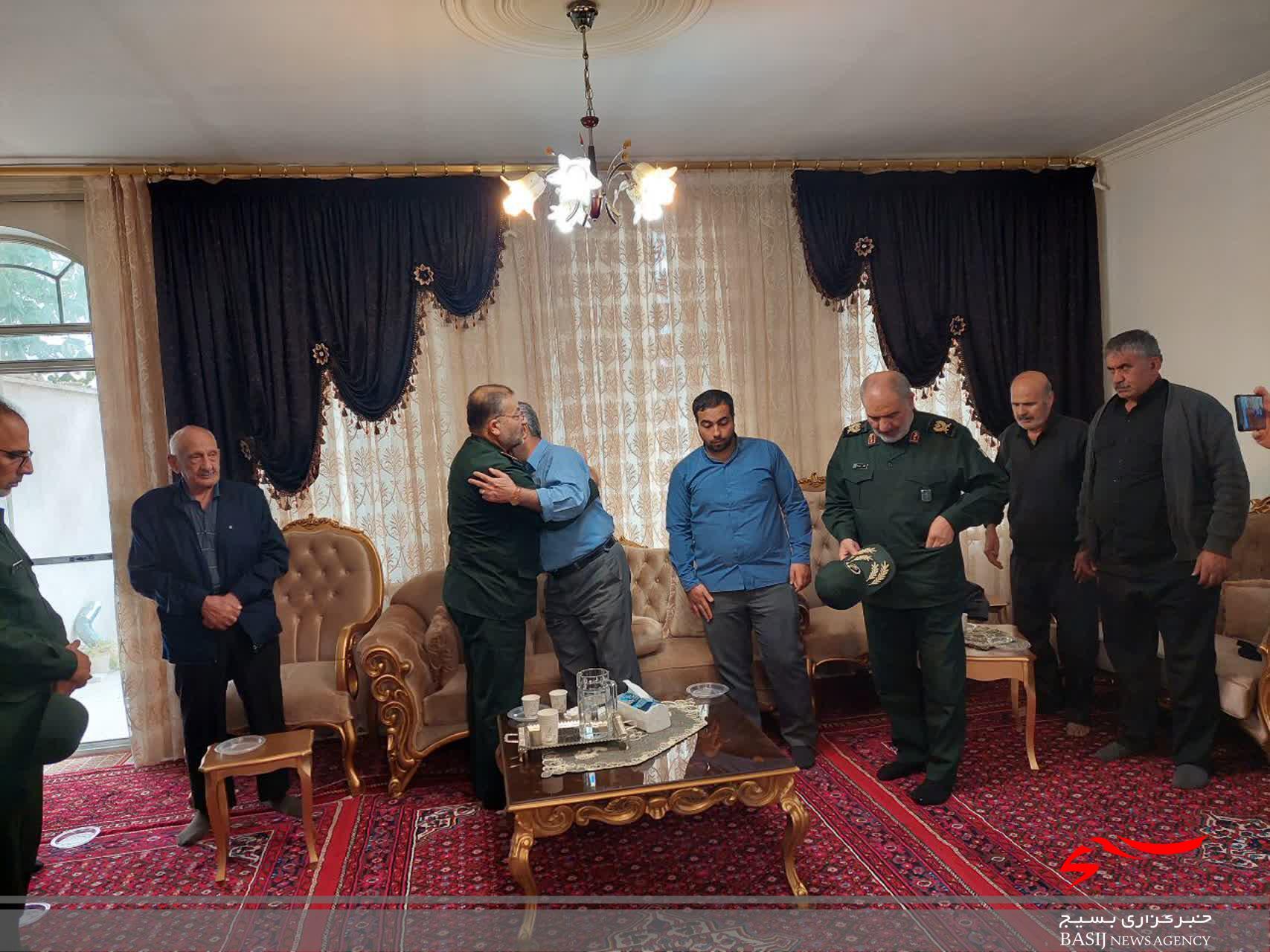 سردار سلیمانی با خانواده شهید نظری در ملایر از شهدای امنیت دیدار کرد سردار سلیمانی با خانواده شهید نظری در ملایر از شهدای امنیت دیدار کرد