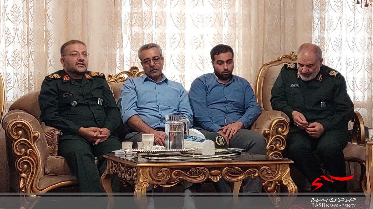 سردار سلیمانی با خانواده شهید نظری در ملایر از شهدای امنیت دیدار کرد سردار سلیمانی با خانواده شهید نظری در ملایر از شهدای امنیت دیدار کرد