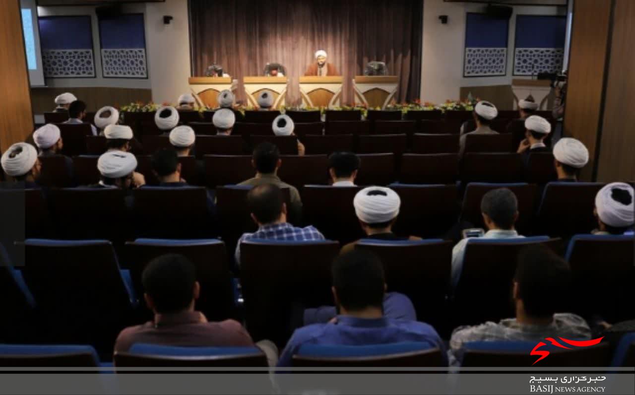 نشست علمی «گامی به سوی تحقق» با حضور فضلای حوزه در قم برگزار شد نشست علمی «گامی به سوی تحقق» با حضور فضلای حوزه در قم برگزار شد