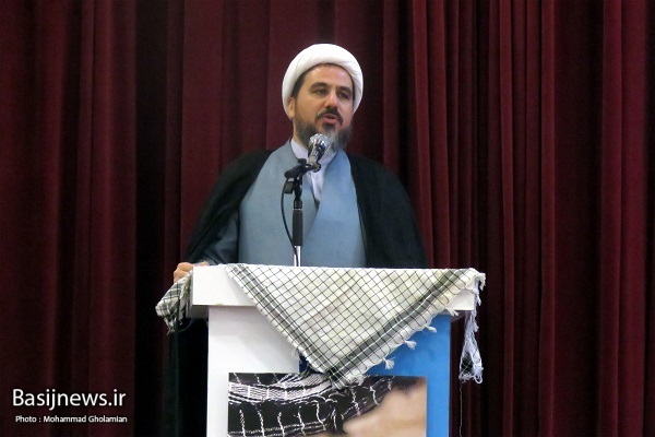 پوشش عفیفانه امنیت را در جامعه به وجود میآورد پوشش عفیفانه امنیت را در جامعه به وجود میآورد