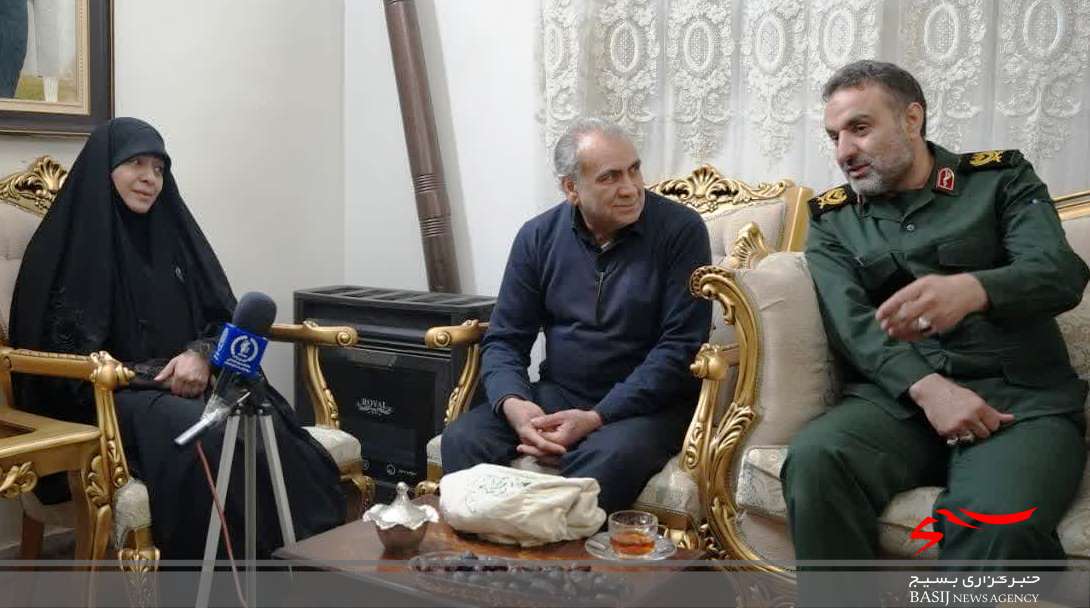 دیدار سردار زهرایی با خانواده جهادگران شهید رضا زاده و زینال زاده در مشهد دیدار سردار زهرایی با خانواده جهادگران شهید رضا زاده و زینال زاده در مشهد