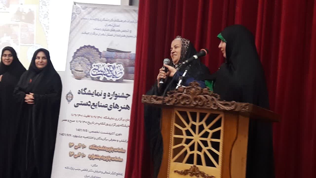 آئین اختتامیه و تجلیل از برگزیدگان جشنواره هنرهای صنایع دستی در تهران برگزار شد آئین اختتامیه و تجلیل از برگزیدگان جشنواره هنرهای صنایع دستی در تهران برگزار شد
