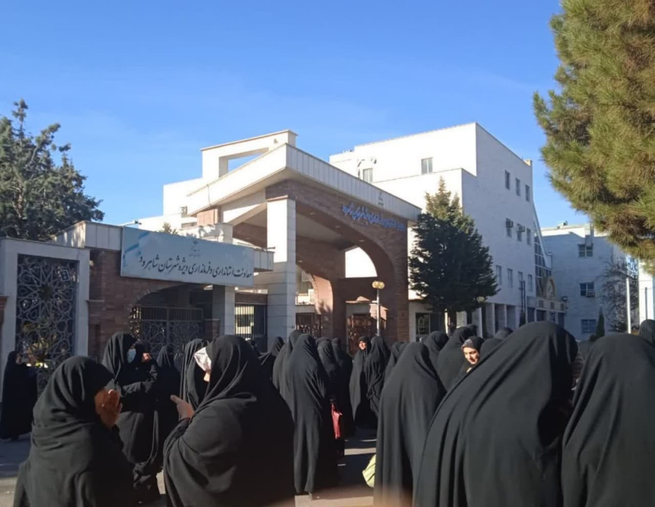 تجمع اعتراضی بانوان شاهرودی در راستای اجرای قانون حجاب و برخورد با هنجارشکنی