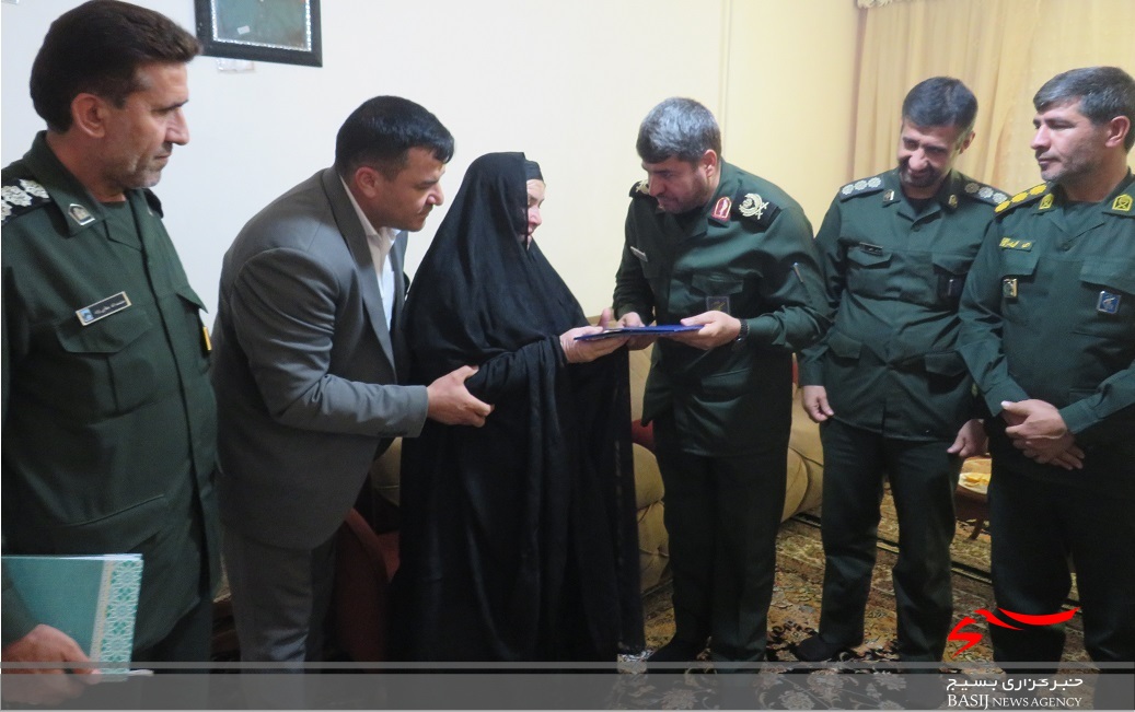 تجلیل فرمانده سپاه فتح از خانواده های شهدا + ( تصاویر) تجلیل فرمانده سپاه فتح از خانواده های شهدا + ( تصاویر)