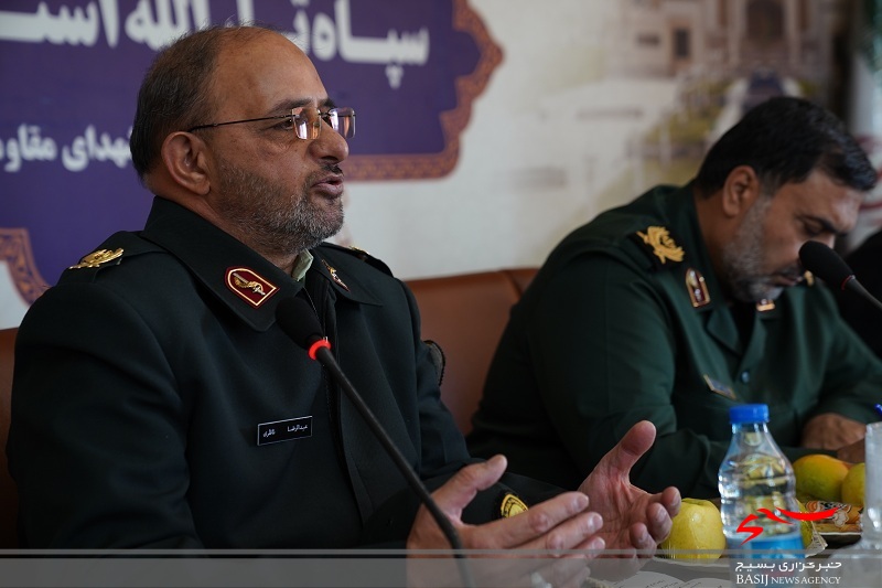بسیجی در فکر آباد کردن دنیاست اما دنیا طلب نیست بسیجی در فکر آباد کردن دنیاست اما دنیا طلب نیست