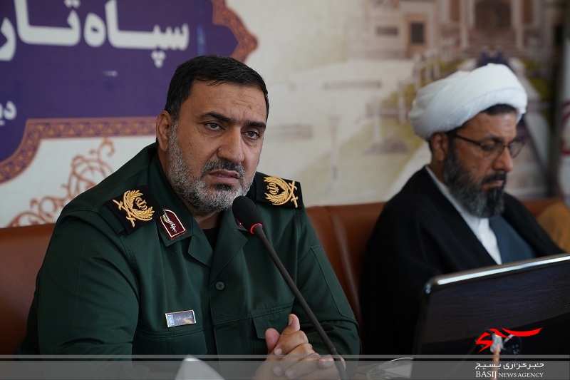 بسیجی در فکر آباد کردن دنیاست اما دنیا طلب نیست بسیجی در فکر آباد کردن دنیاست اما دنیا طلب نیست