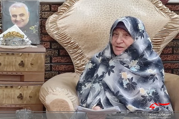 رسیدگی به دوهزار رزمنده در روز فقط عشق می خواست/ پیش از آزادی خرمشهر توسل خواندم و پس از پیروزی شیرینی پخش کردم رسیدگی به دوهزار رزمنده در روز فقط عشق می خواست/ پیش از آزادی خرمشهر توسل خواندم و پس از پیروزی شیرینی پخش کردم