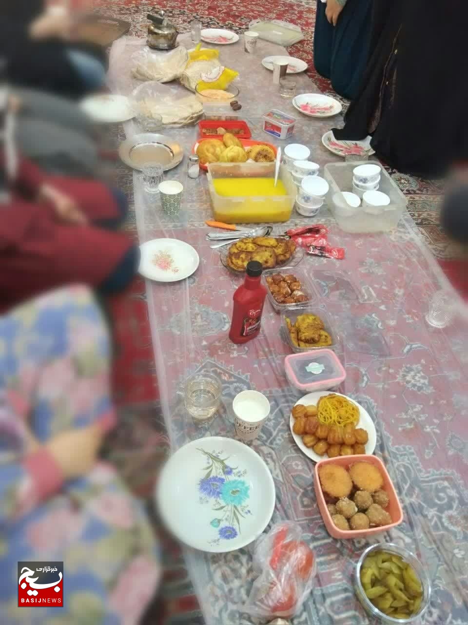 افطاری ساده و صمیمی دانشجویی در پایگاه حنانه قم افطاری ساده و صمیمی دانشجویی در پایگاه حنانه قم