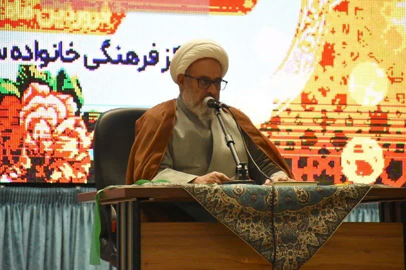قران دلهای انسان را به نور و معرفت روشن می کند/بهار مومنین شبهای طولانی بهار است قران دلهای انسان را به نور و معرفت روشن می کند/بهار مومنین شبهای طولانی بهار است