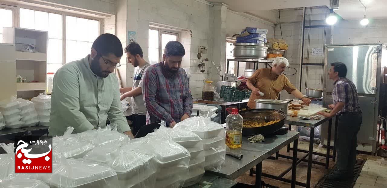 توزیع ۲۵۰ بسته غذا گرم نذری در بین نیازمندان توسط حوزه پنج شهید رجایی قم توزیع ۲۵۰ بسته غذا گرم نذری در بین نیازمندان توسط حوزه پنج شهید رجایی قم