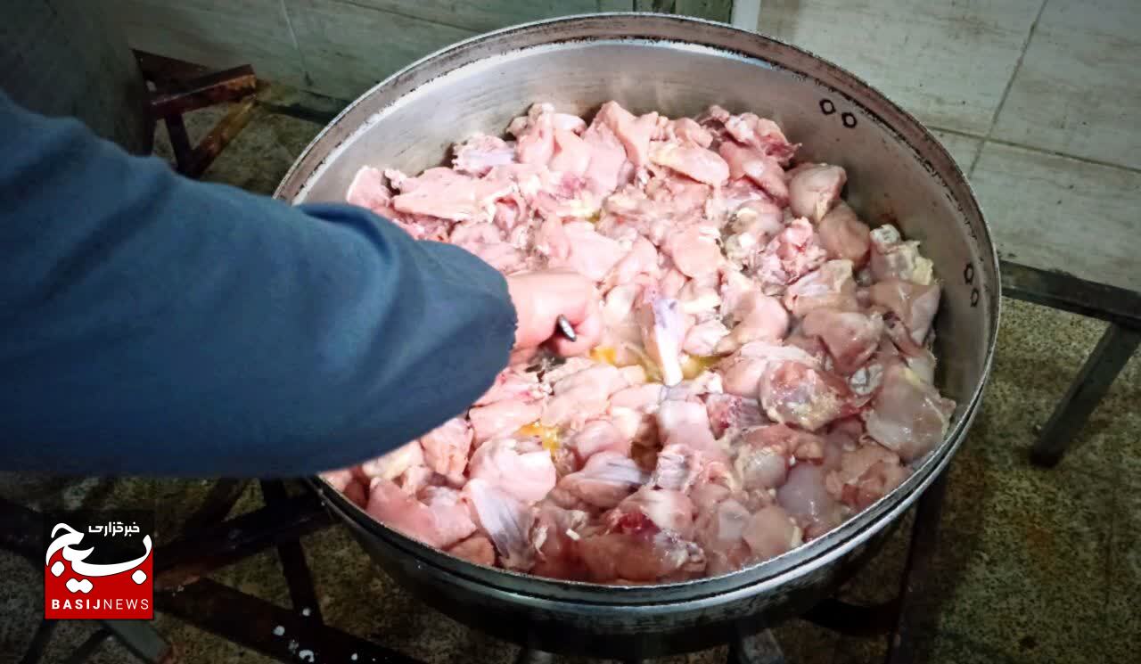 توزیع غذای افطاری بین نیازمندان حاشیه شهر در شب ٢٣ رمضان